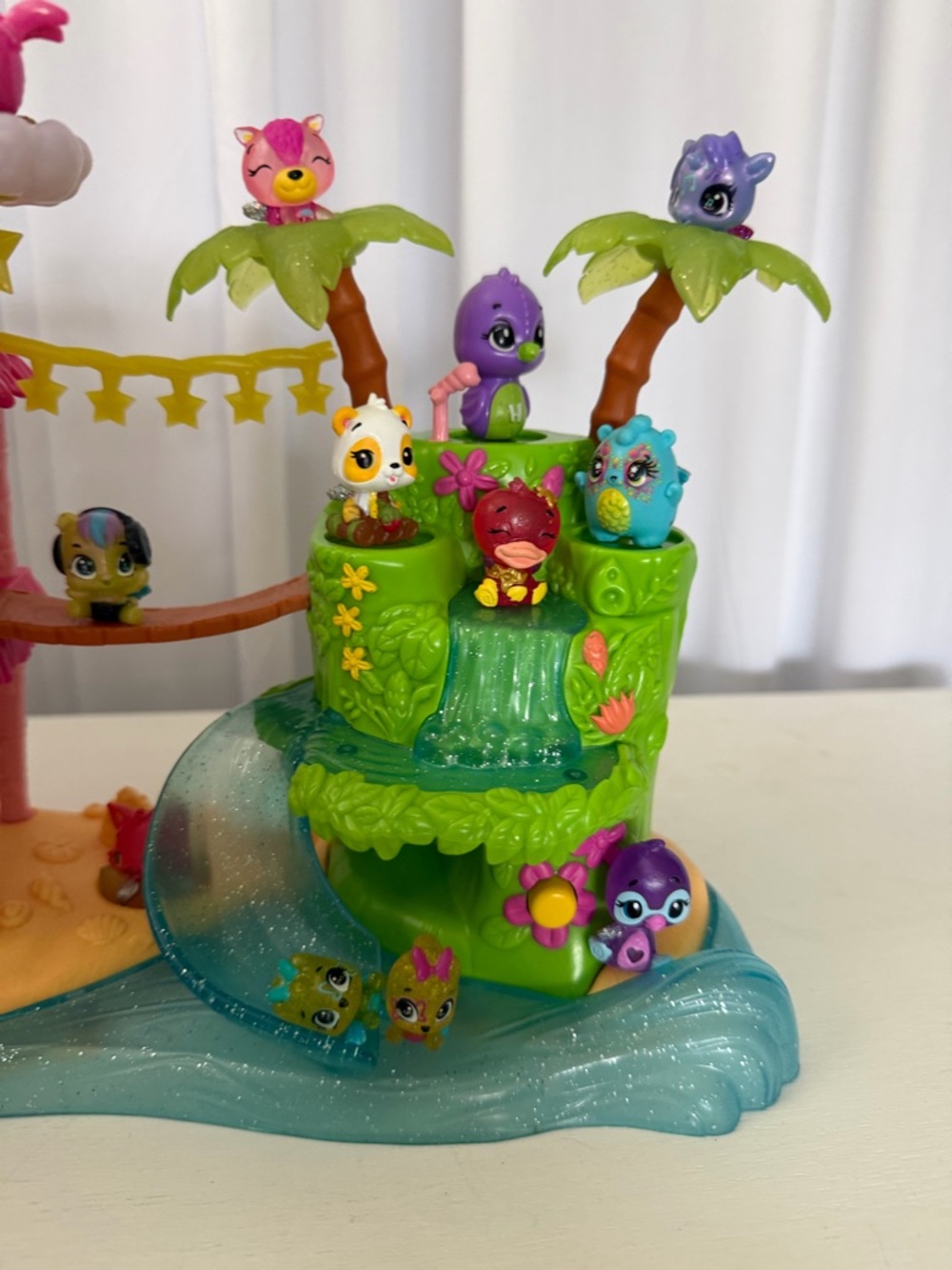 Hatchimals Tropical Playset with working lights and music - Picture 3 of 16